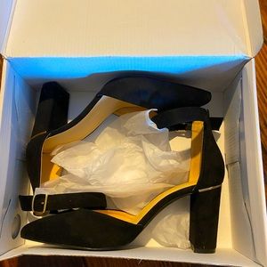 Black closed toe heel.